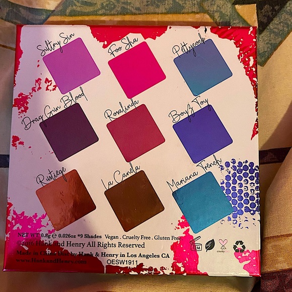 Living in color eyeshadow palette - Picture 2 of 3